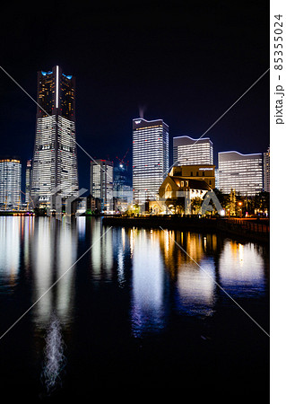 横浜 みなとみらい 21 オフィス全館ライトアップの写真素材 [85355024] PIXTA