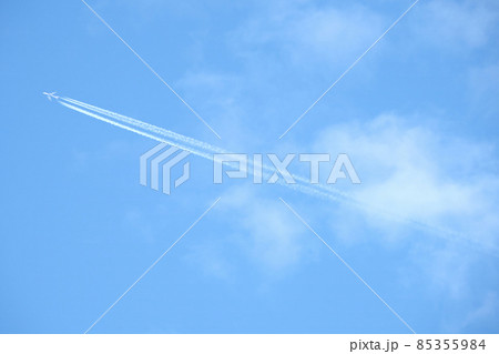 すがすがしい青空に鮮やかな飛行機雲　ただそれだけのシンプルフォトです 85355984