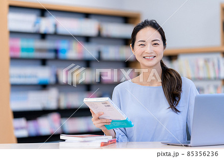 本を貸し出す図書館司書 撮影協力:中央工学校附属日本語学校 本を貸し出す図書館司書 撮影協力:中央工学校附属日本語学校 85356236
