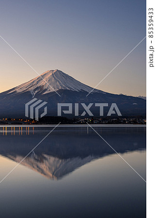 冬の河口湖畔・逆さ富士の絶景 冬の河口湖畔・逆さ富士の絶景 85359433