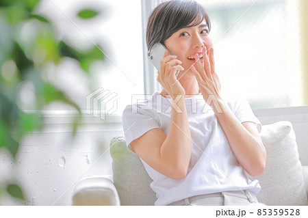 口に手を当て電話する女性1 口に手を当て電話する女性1 85359528