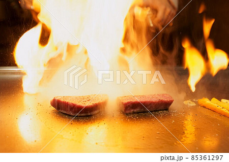 鉄板焼 鉄板焼き 調理 肉 炎 鉄板焼 鉄板焼き 調理 肉 炎 85361297