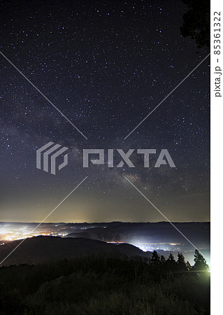 早春の星空 薄霧に沈む三次盆地の空の天の川 早春の星空 薄霧に沈む三次盆地の空の天の川 85361322