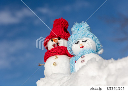 青空とペアの雪だるま 85361395