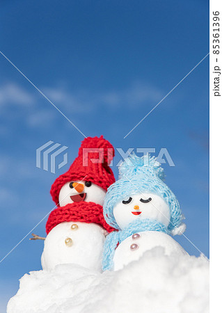 青空とペアの雪だるま 85361396