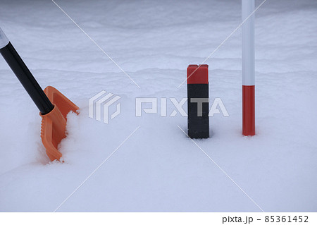 雪の中にある境界杭 冬の測量 土地 イメージ 雪の中にある境界杭 冬の測量 土地 イメージ 85361452