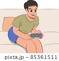 TVゲームを楽しんでいる男の子 85361511