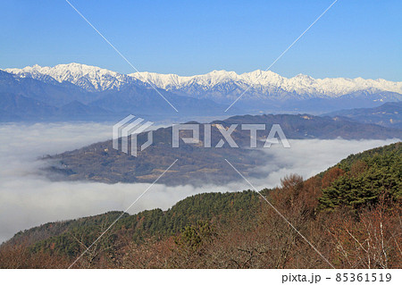 冬の安曇野 長峰山から望む北アルプスと雲海 冬の安曇野 長峰山から望む北アルプスと雲海 85361519