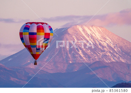 渡良瀬遊水地　バルーンと雪山 85361580