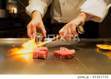 鉄板焼き　鉄板焼　あぶる　調理中　炎　肉　和牛　バーナー 85361720