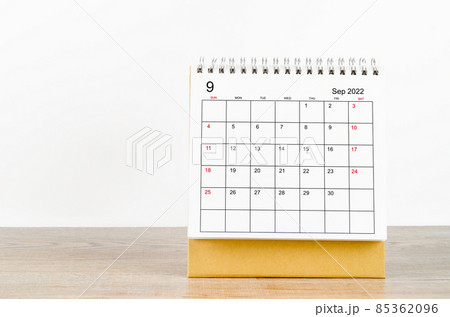 September 2022 desk calendar on wooden background. 85362096