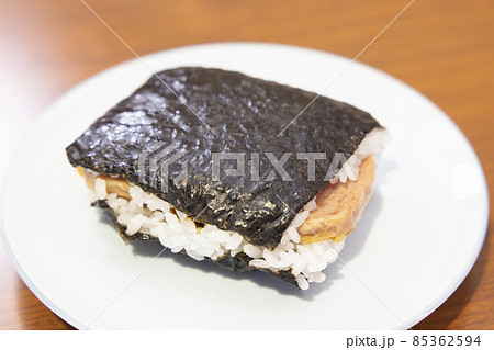 沖縄名物、スパム入りのポーク玉子おにぎり 85362594