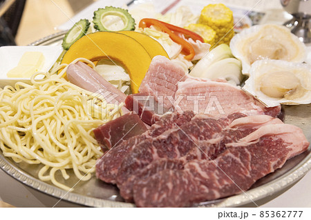 バーベキュー用食材、国産牛サーロイン、豚ロースほか 85362777