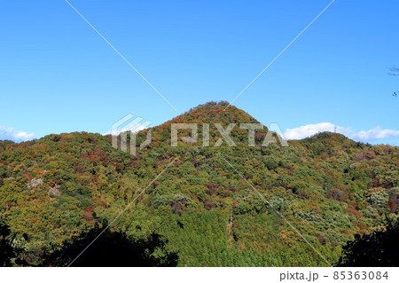 気持ち良い青空　秋の色づく山　風景 85363084