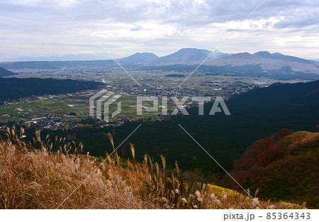 阿蘇山麓の秋 85364343