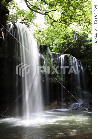 鍋ヶ滝の水の流れ 85364704