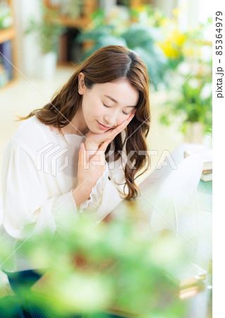 女性　ビューティー　美容　リビング　スキンケア 85364979