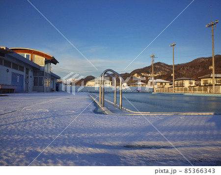 凍結した市民プール 85366343