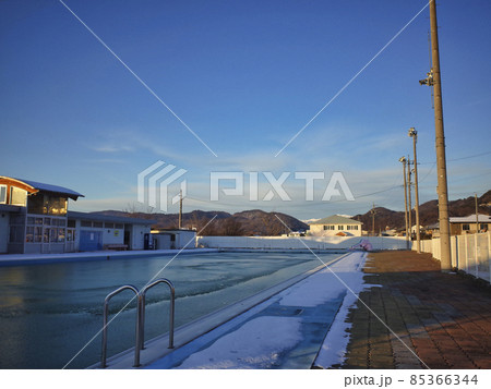 凍結した市民プール 85366344
