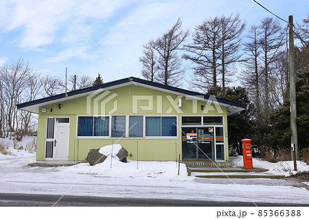 北海道　千歳　丸ポストのある風景（泉郷簡易郵便局） 85366388