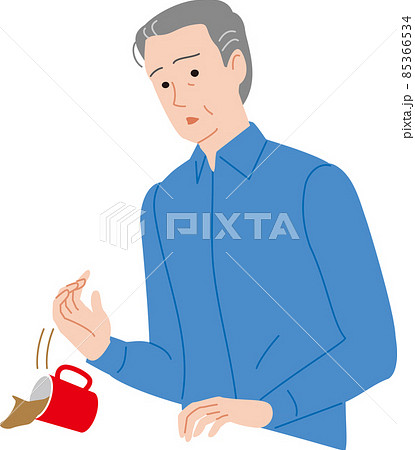 手からカップが落ちた高齢の男性 85366534