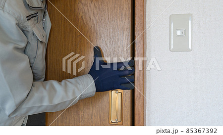 扉(スライドドア)を修理・点検する作業員 85367392