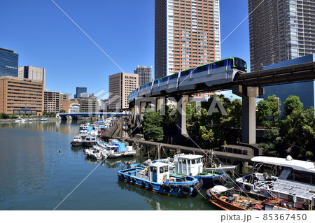芝浦西運河沿いを走行する東京モノレール 85367450