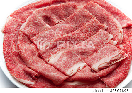 黒毛和牛バラ肉 すきやき用 赤身肉 白背景 85367893