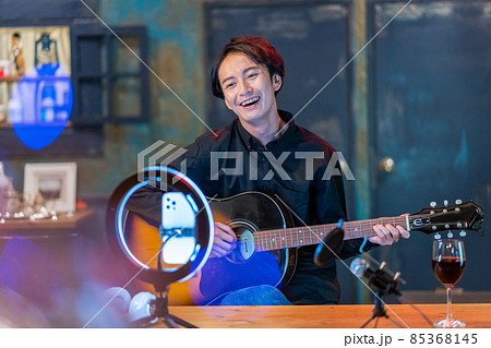 歌ってみた　ギターを弾きながら歌うユーチューバー 85368145