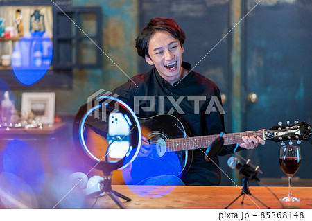 歌ってみた　ギターを弾きながら歌うユーチューバー 85368148