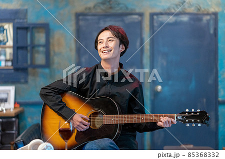 歌ってみた　ギターを弾きながら歌うユーチューバー 85368332