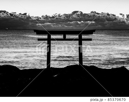 おだやかな冬の朝の神磯の鳥居　大洗磯前神社　12月 85370670