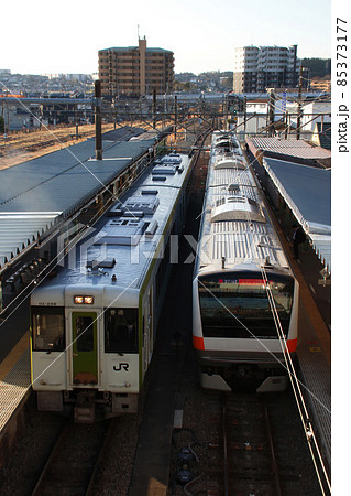八高線高麗川駅に停車中のキハ110・中央線E233系東京行 85373177