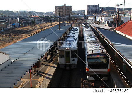 八高線高麗川駅に停車中のキハ110・中央線E233系東京行 85373180