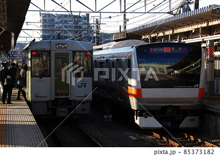 八高線高麗川駅に停車中のキハ110・中央線E233系東京行 85373182