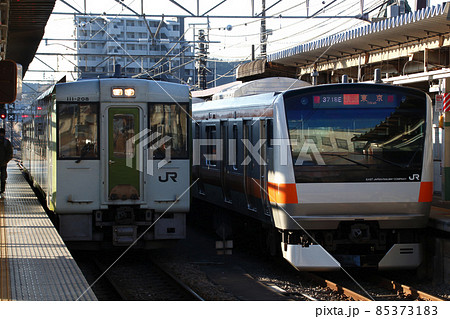 八高線高麗川駅に停車中のキハ110・中央線E233系東京行 八高線高麗川駅に停車中のキハ110・中央線E233系東京行 85373183