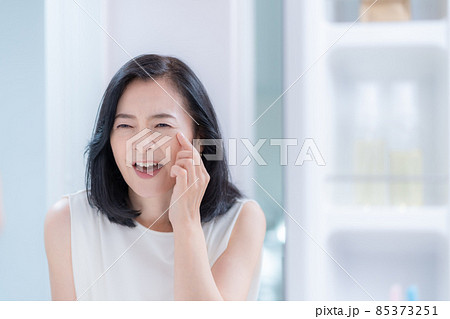 鏡に映ったしわを気にするミドル女性 鏡に映ったしわを気にするミドル女性 85373251