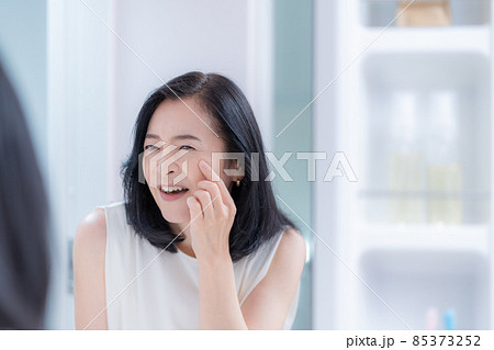 鏡に映ったしわを気にするミドル女性 85373252