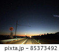 夕暮れ時の道路 85373492