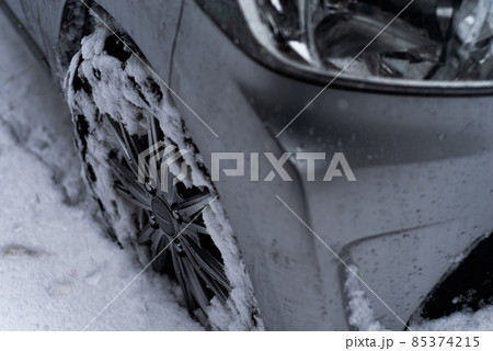 スタックして雪にうもれた車のタイヤ スタックして雪にうもれた車のタイヤ 85374215