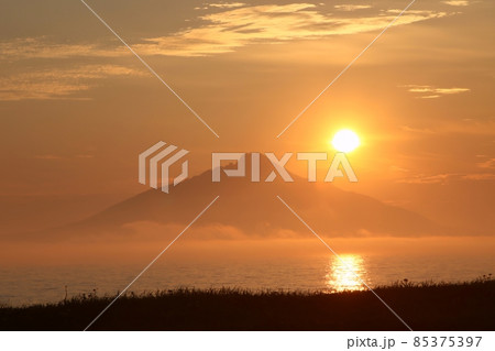 金色に染まる夕暮れ時の利尻山(豊富町) 金色に染まる夕暮れ時の利尻山(豊富町) 85375397