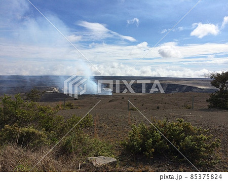 ハワイ国立公園のキラウェア火山ハレマウマウ火口 85375824