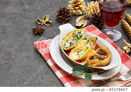 コンキリオーニの詰め物オーブン焼き3種(ほうれん草、リコッタチーズ、ミートソース) コンキリオーニの詰め物オーブン焼き3種(ほうれん草、リコッタチーズ、ミートソース) 85376607