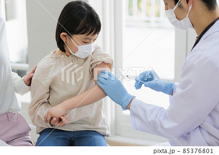 新型コロナワクチンの接種を受ける小学生女児 85376801
