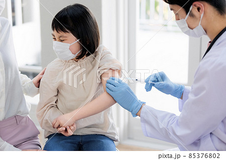 新型コロナワクチンの接種を受ける小学生女児 新型コロナワクチンの接種を受ける小学生女児 85376802