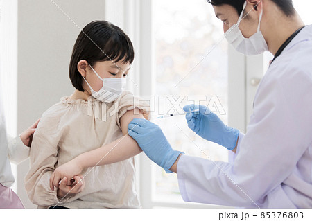 コロナワクチンの接種を受ける小学生女児 85376803