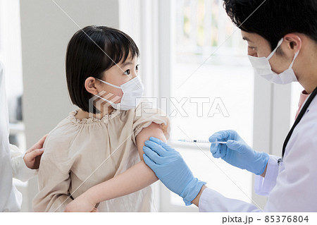 新型コロナワクチンの接種を受ける小学生女児 85376804