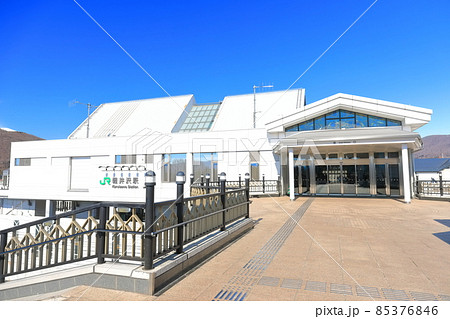 【長野県】晴天下の軽井沢駅　南口 85376846