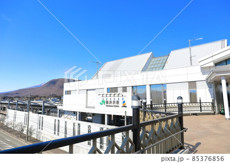 【長野県】晴天下の軽井沢駅 南口 【長野県】晴天下の軽井沢駅 南口 85376856