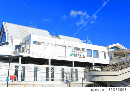 【長野県】晴天下の軽井沢駅　南口 85376863